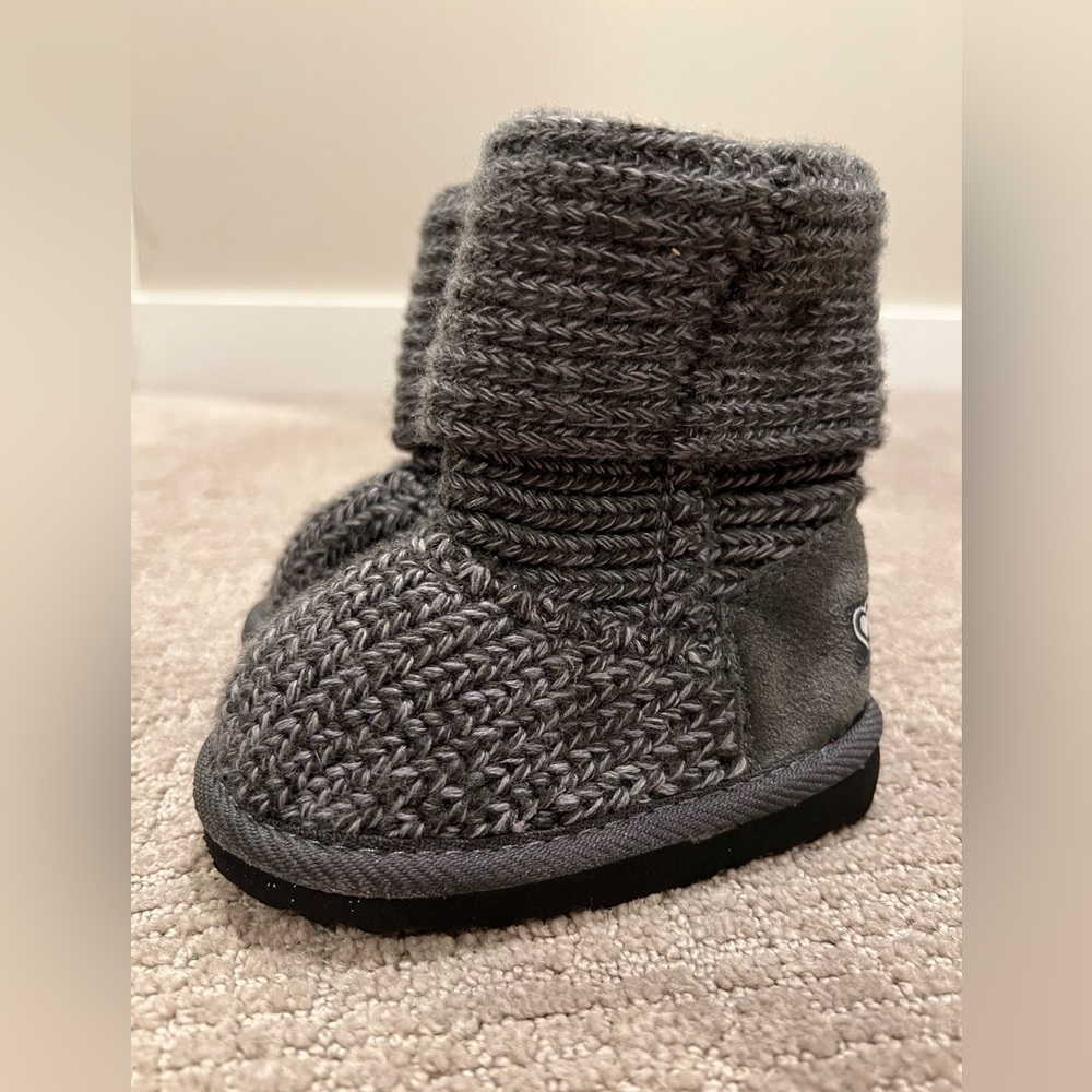 The Children’s Place toddler girl gray knit boots size 4